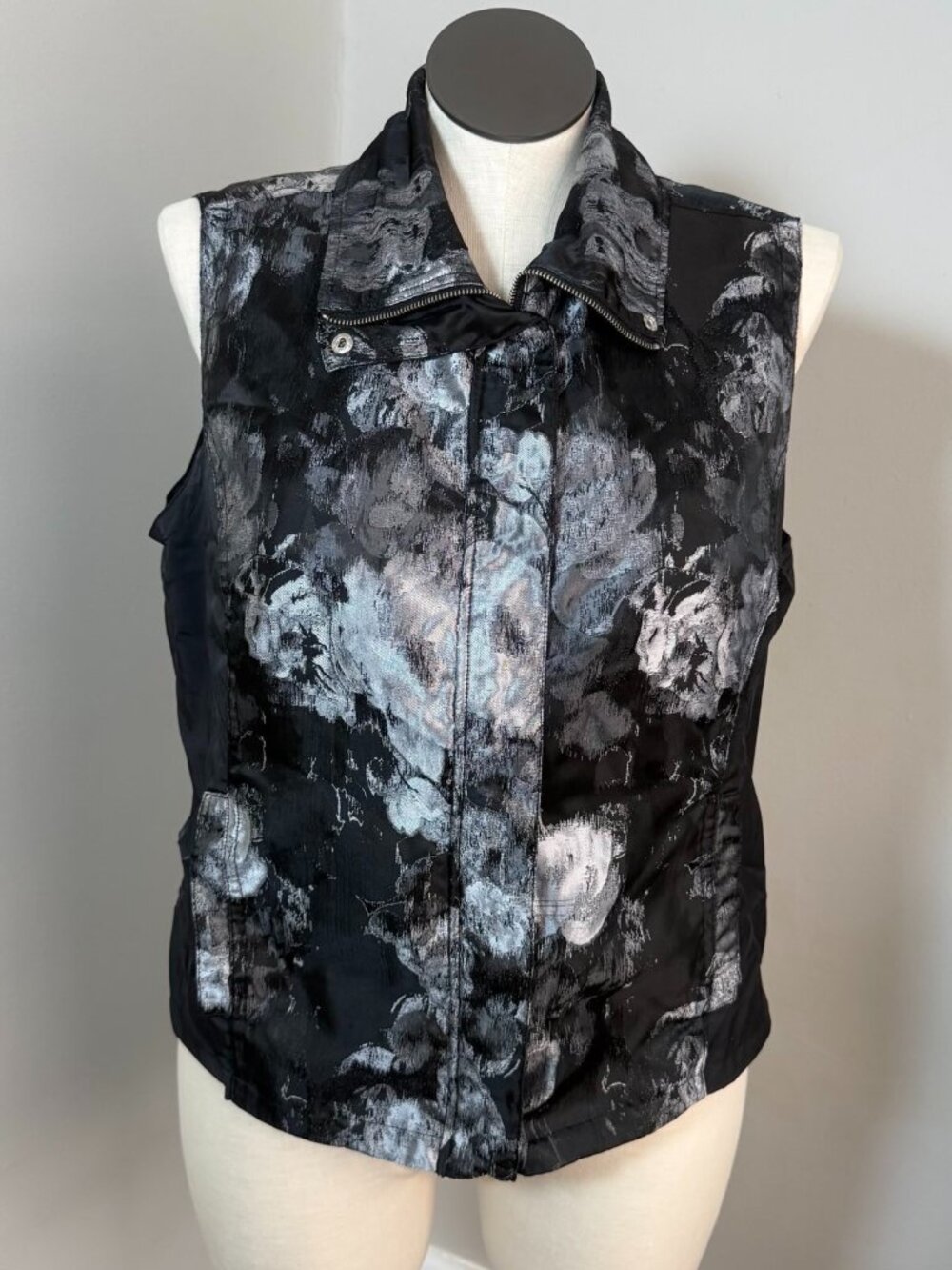 EUC Christopher Banks sz XL Monochrome Floral Zip-Up Vest